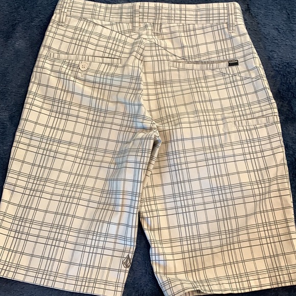 Volcom shorts - Picture 2 of 13